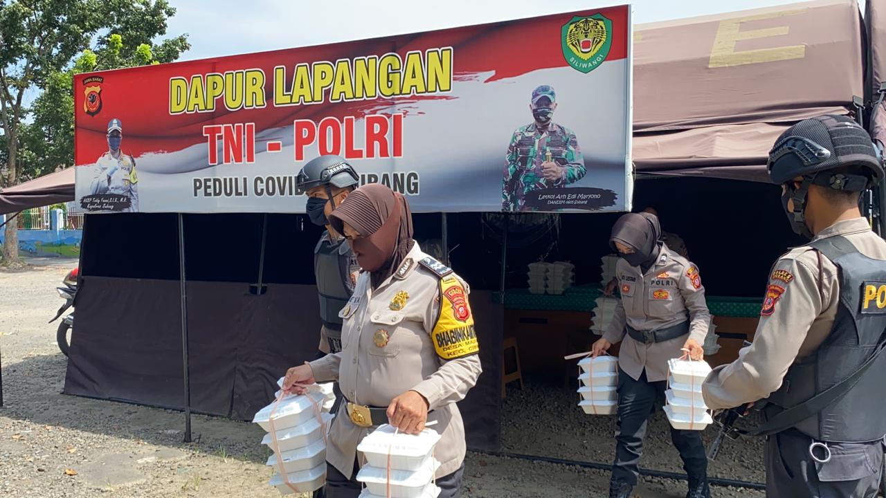 Posko Dapur Umum,TNI-POLRI Bagikan Nasi Kotak Di Wilkum Polres Subang
